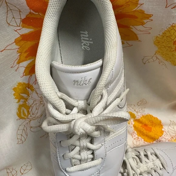 NIKE Women’s Size 8 Musique #318076-111 White Casual Training Sneakers Gymshoes - Picture 3 of 8